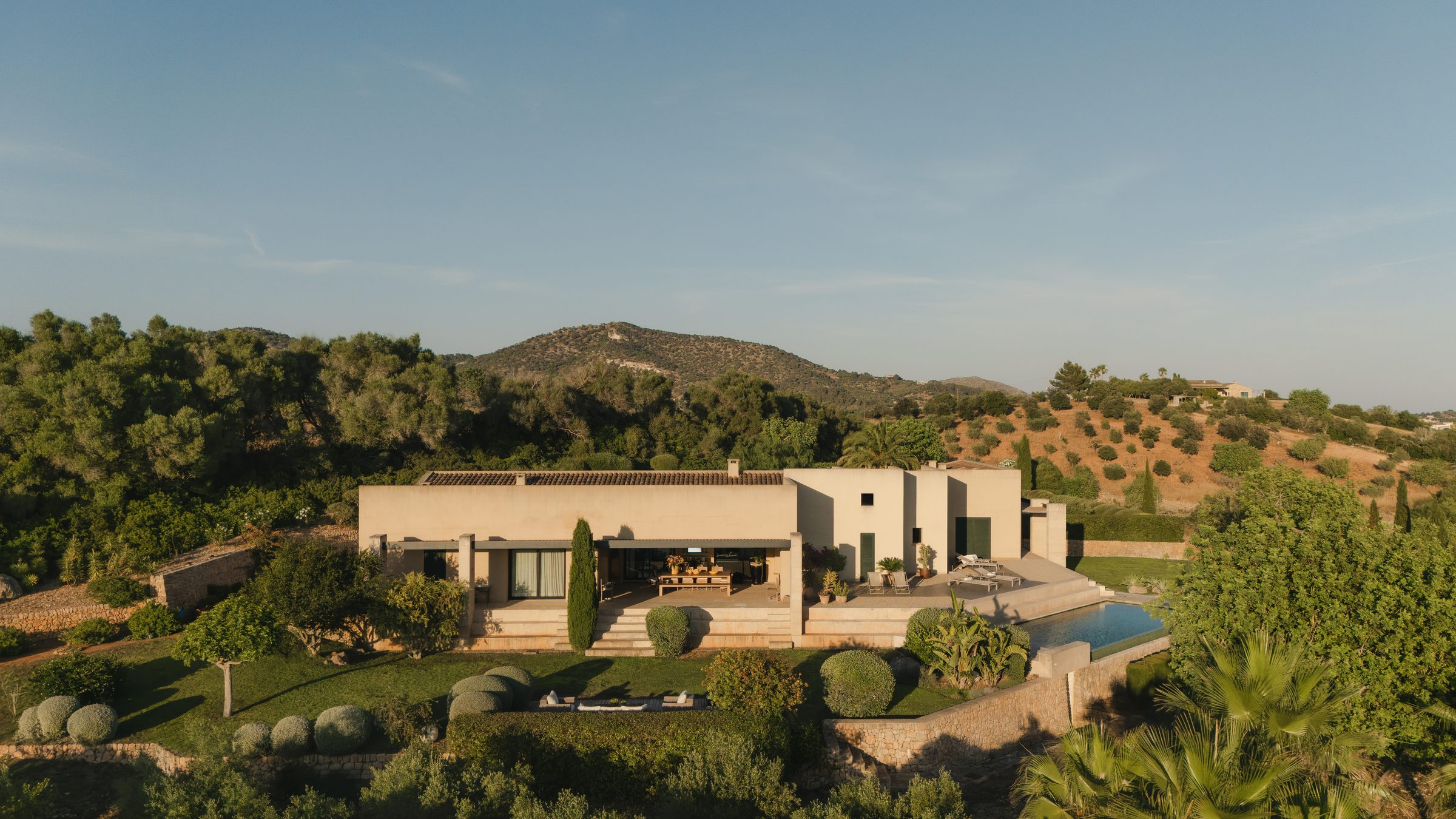 Luftaufnahme – die Finca in erhöhter Alleinlage mit Blick zur Tramuntana