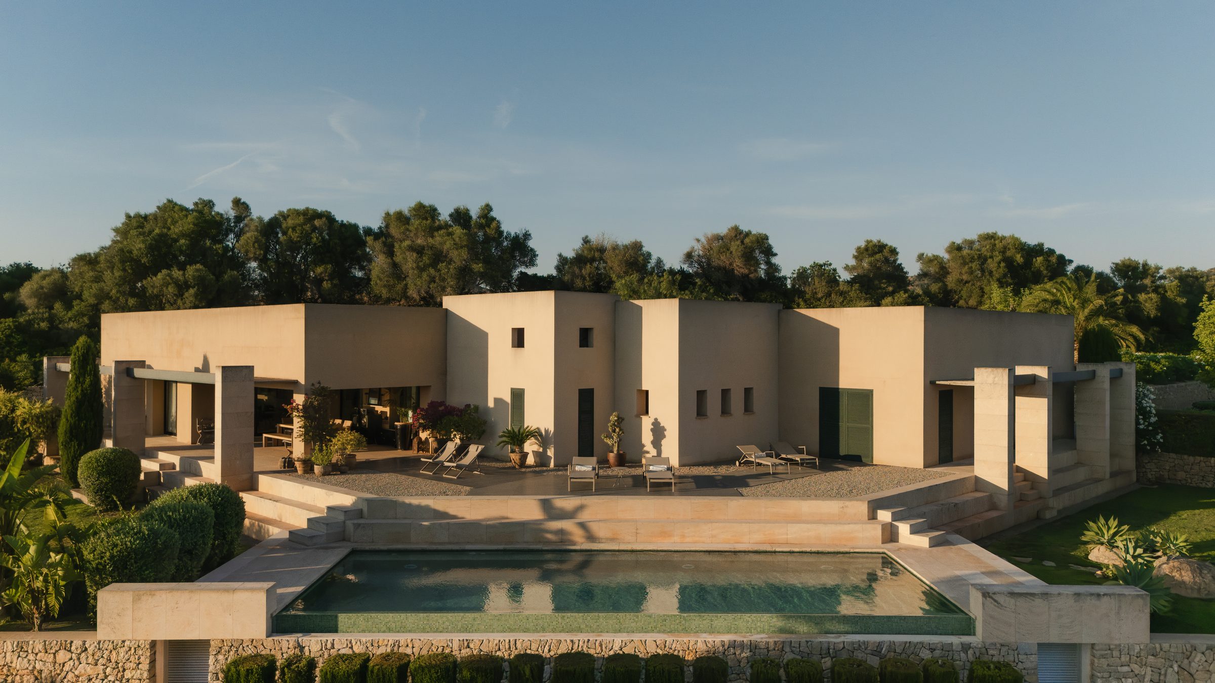 Luftaufnahme der Finca mit Salzwasser-Infinity-Pool und Terrassen