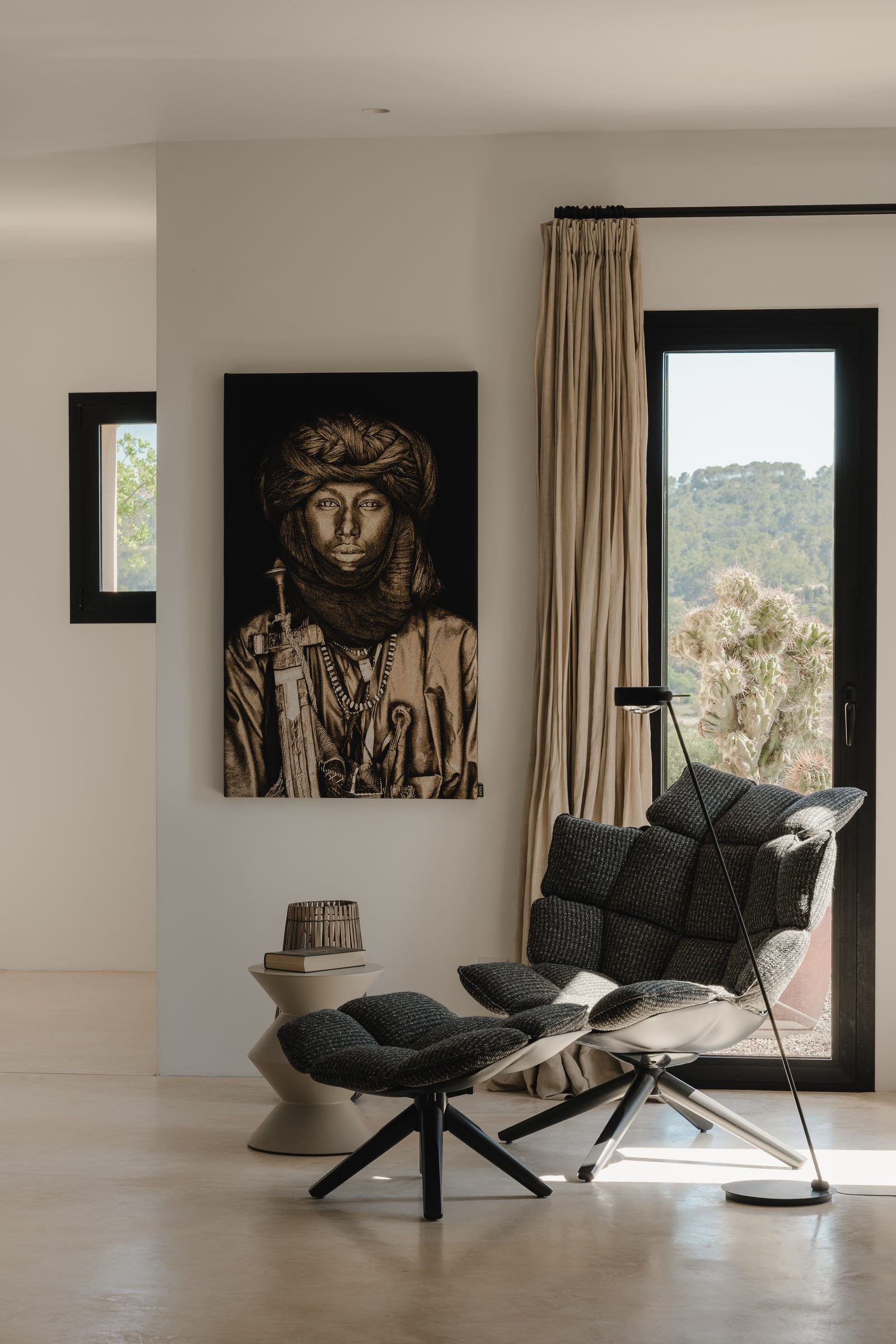 Lesesessel mit Kunst am Panoramafenster