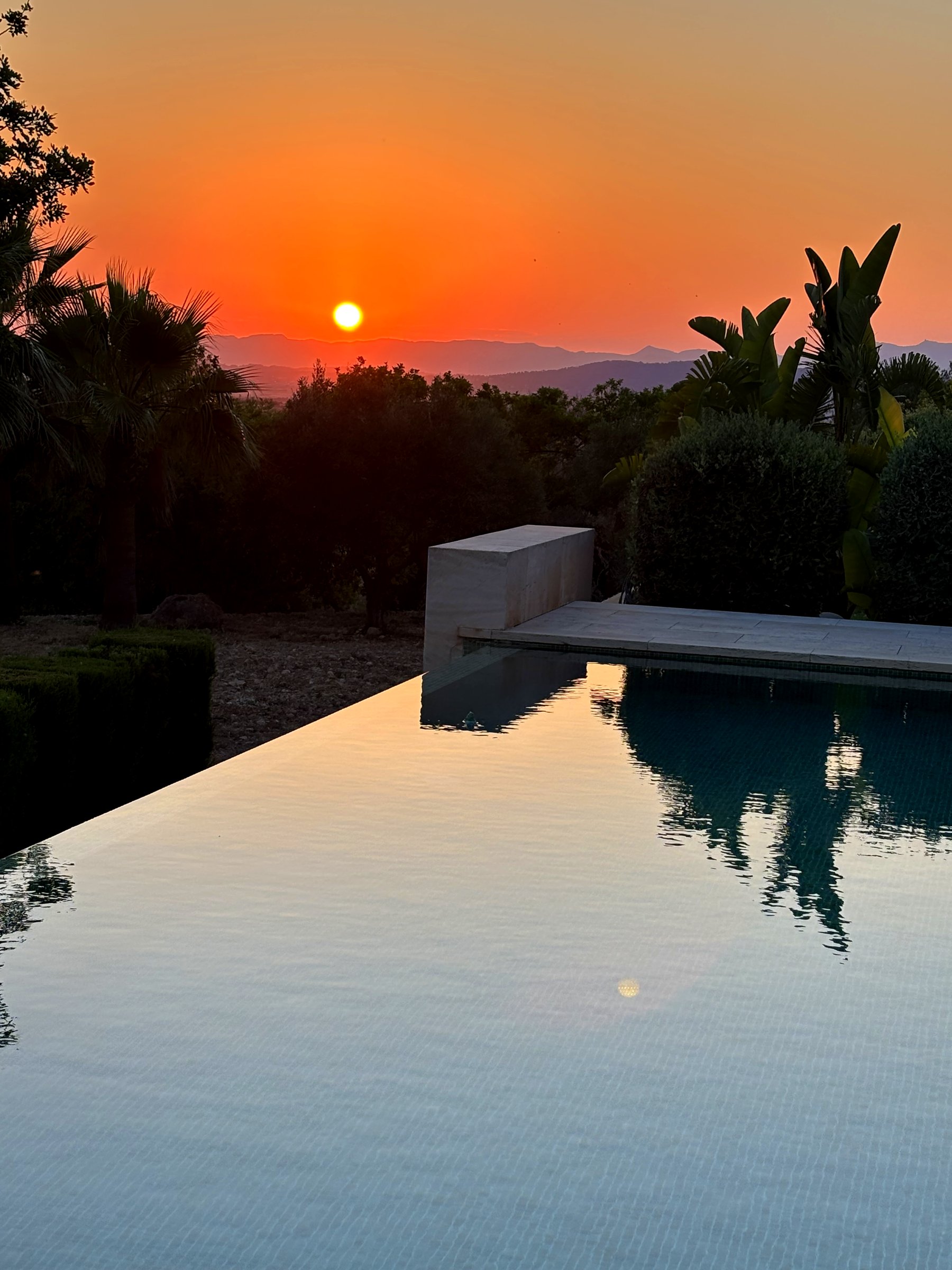 Sonnenuntergang spiegelt sich im Salzwasser-Infinity-Pool