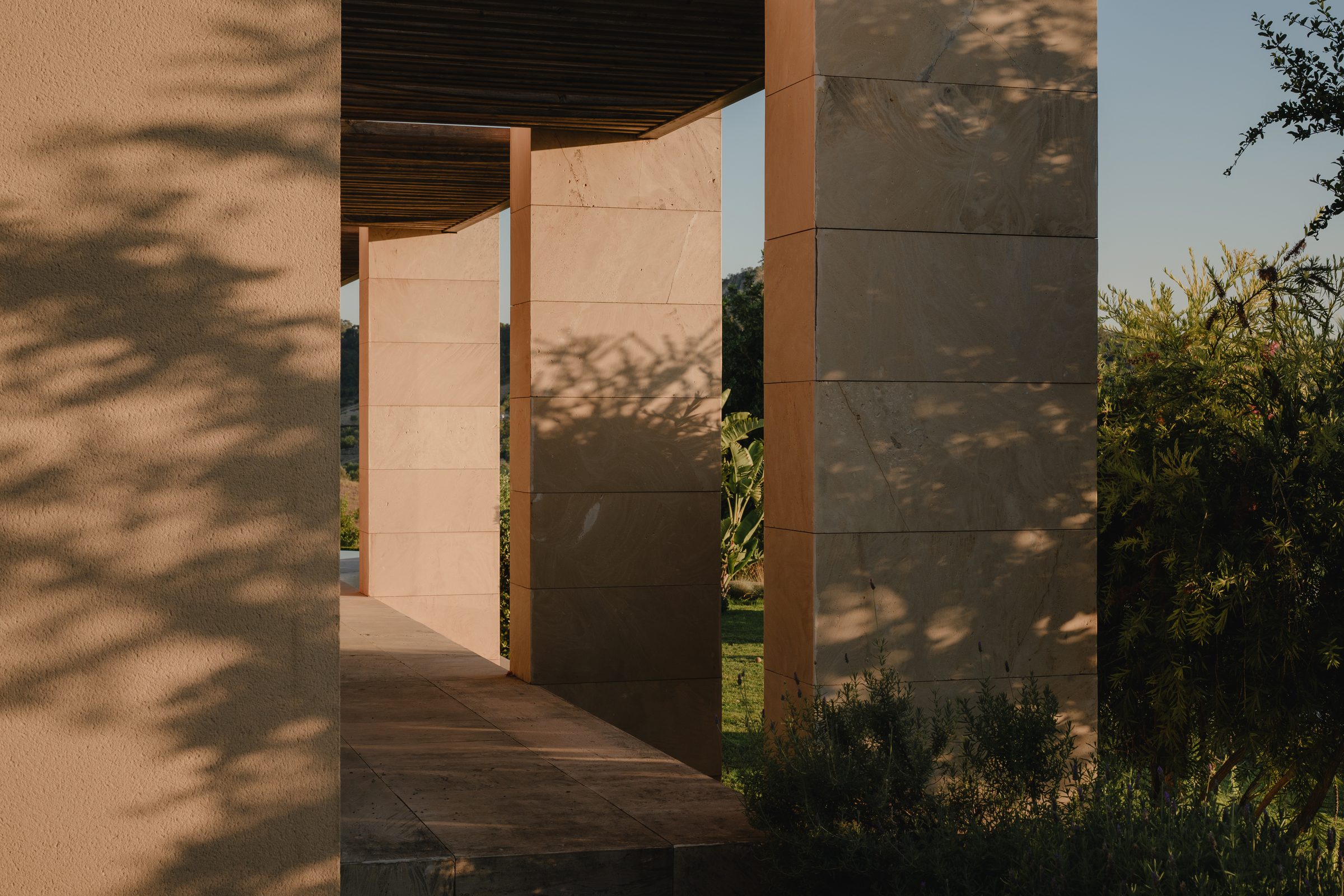Santanyí-Stein-Säulen des Patios im Abendlicht
