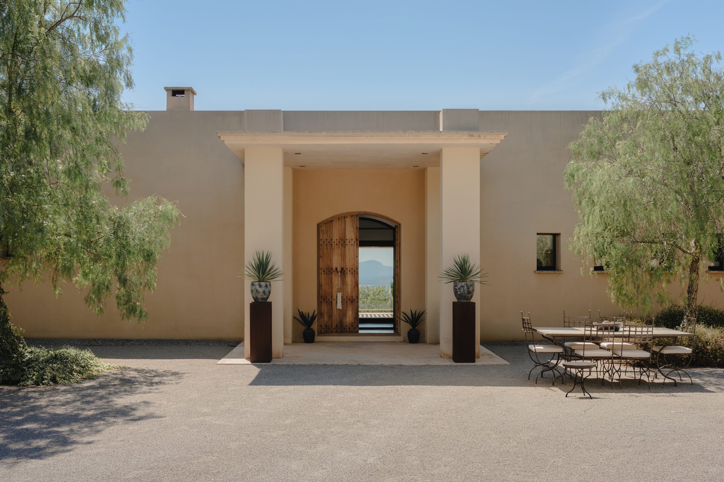 Eingangsbereich der Finca – schon das Portal öffnet den Blick über die Insel