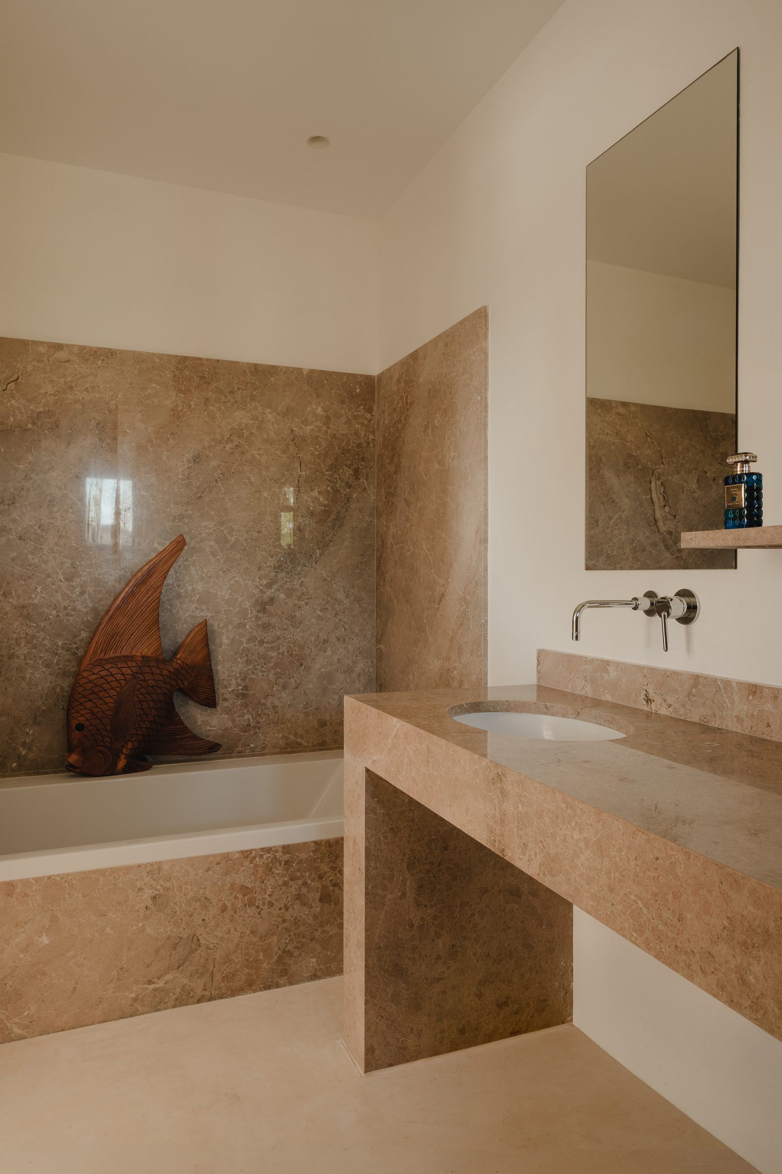 Badezimmer mit freistehender Natursteinwanne